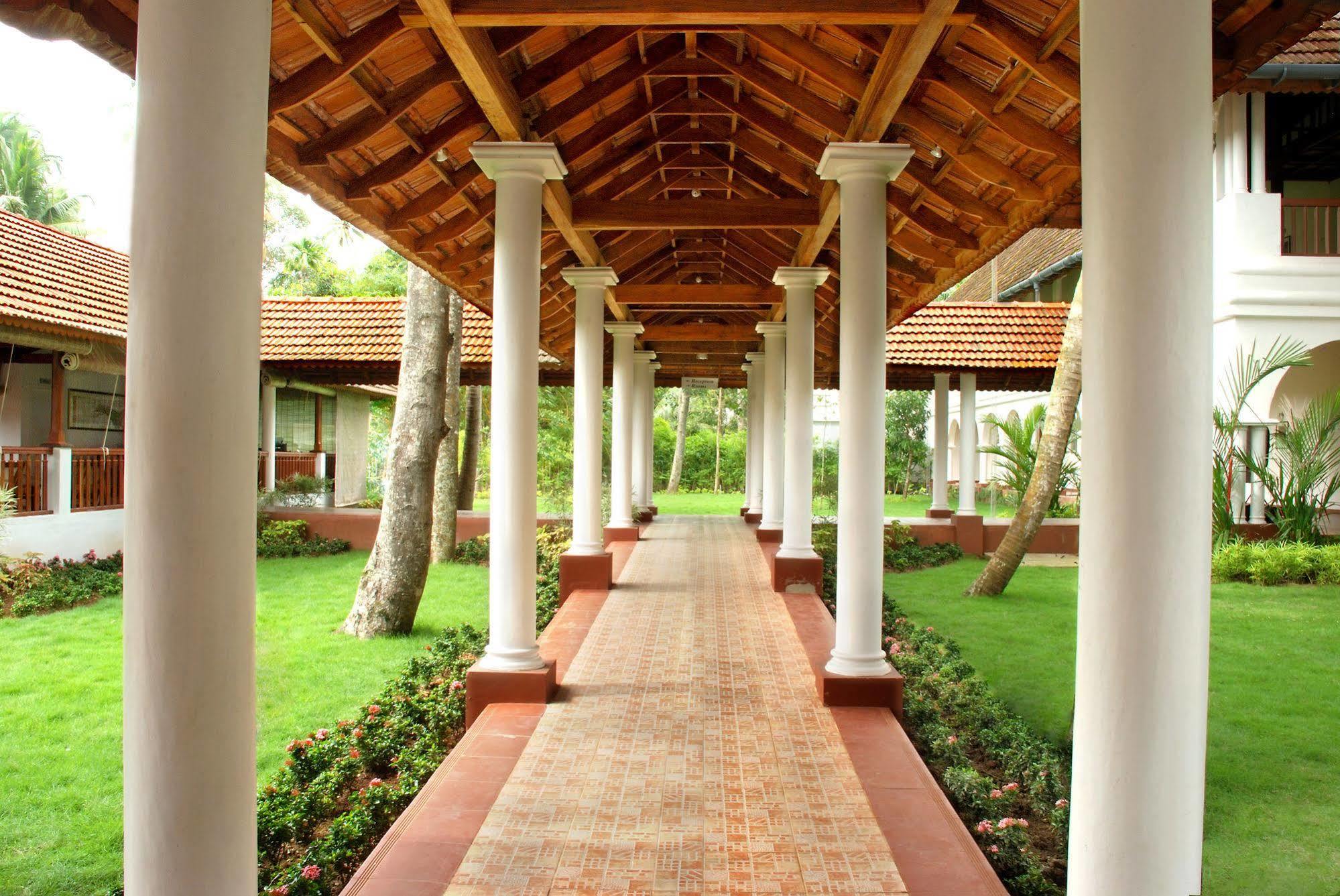 Lemon Tree Vembanad Lake Resort, Kerala Alappuzha Exterior foto